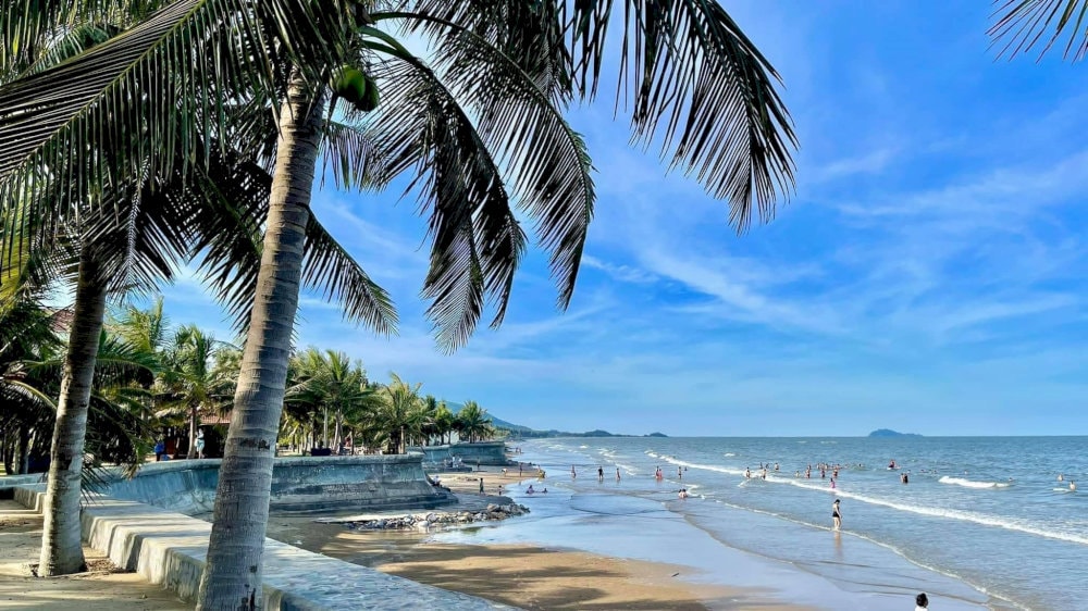 Bãi biển Hải Tiến ít đông đúc hơn so với Sầm Sơn